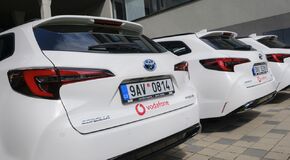  Toyota dodala Vodafonu hybridní flotilu 144 vozů