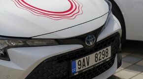  Toyota dodala Vodafonu hybridní flotilu 144 vozů