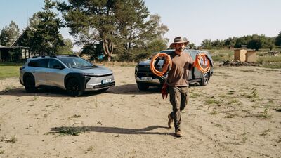 Vojta Kotek ve videu s Toyotou ukazuje, že elektromobil se hodí i na farmě