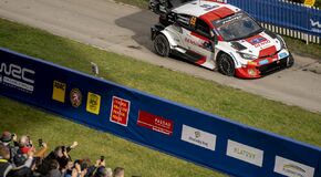 Kalle Rovanperä a Jonne Halttunen jsou po Středoevropské rallye znovu mistři světa s Toyotou