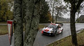 Kalle Rovanperä a Jonne Halttunen jsou po Středoevropské rallye znovu mistři světa s Toyotou