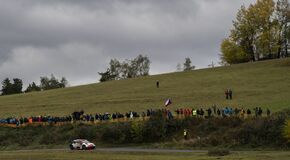 Kalle Rovanperä a Jonne Halttunen jsou po Středoevropské rallye znovu mistři světa s Toyotou
