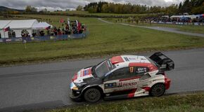 Kalle Rovanperä a Jonne Halttunen jsou po Středoevropské rallye znovu mistři světa s Toyotou