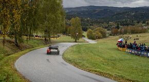 Kalle Rovanperä a Jonne Halttunen jsou po Středoevropské rallye znovu mistři světa s Toyotou