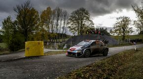 Kalle Rovanperä a Jonne Halttunen jsou po Středoevropské rallye znovu mistři světa s Toyotou
