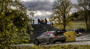 Kalle Rovanperä a Jonne Halttunen jsou po Středoevropské rallye znovu mistři světa s Toyotou