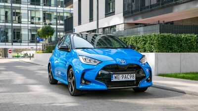Specjalne warunki na nowe samochody dla pracowników firm z Toyotami we flocie. Hybrydowy Yaris od 840 zł brutto miesięcznie