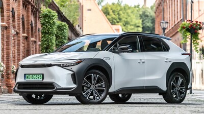 Elektryczna Toyota bZ4X już od 164 900 zł. Bogato wyposażone wersje z 50 000 zł rabatu