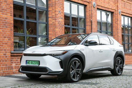 Ostatnie egzemplarze elektrycznej Toyoty bZ4X w wyprzedaży rocznika 2023. Rabat do 56 000 zł