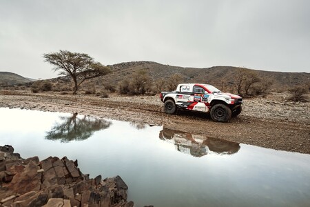 Trzy Toyoty Hilux na prowadzeniu w Rajdzie Dakar 2023 