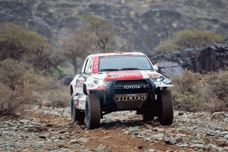 Trzy Toyoty Hilux na prowadzeniu w Rajdzie Dakar 2023 