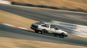 Klasyczne Corolle AE86 z bezemisyjnymi napędami