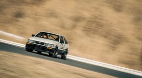 Klasyczne Corolle AE86 z bezemisyjnymi napędami