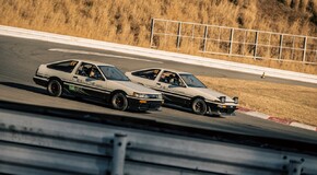 Klasyczne Corolle AE86 z bezemisyjnymi napędami