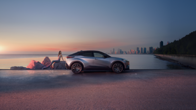 Elektryczna Toyota C-HR+ na ulicach Gdańska i Warszawy w najnowszym europejskim spocie reklamowym 