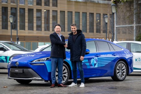Elkezdődött a vadonatúj Toyota járműflotta leszállítása a párizsi olimpiai és paralimpiai játékokra