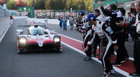  TOYOTA HIBRIDDEL ÁLLT A DOBOGÓ LEGFELSŐ FOKÁRA FERNANDO ALONSO SPA-BAN