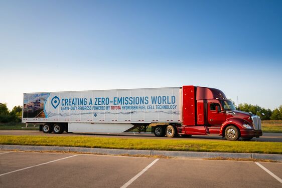 Nový vodíkový kamión od Toyoty prejde 480 km na jedno natankovanie