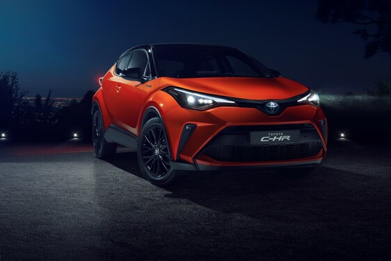 Nová Toyota C-HR přináší silnější hybridní pohon a inovované tvary