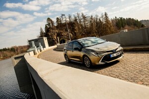 Toyota Corolla Hybrid zvolena autem roku mezi elektromobily 