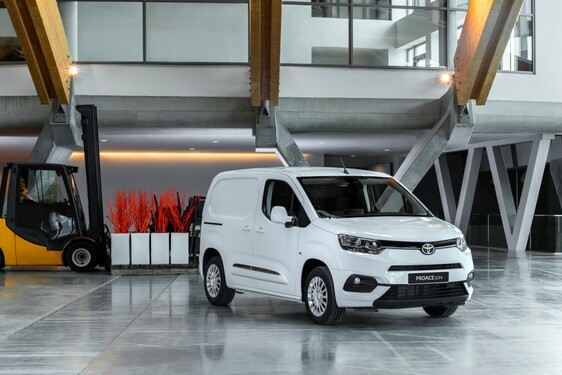 Toyota PROACE CITY w nowych promocyjnych cenach. Rabaty sięgają 28 100 zł