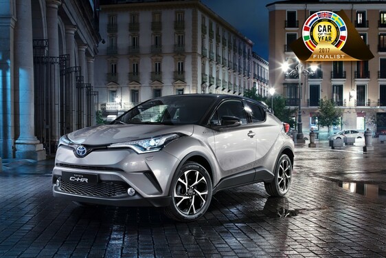 ÉV AUTÓJA DÖNTŐS A FORMABONTÓ TOYOTA C-HR