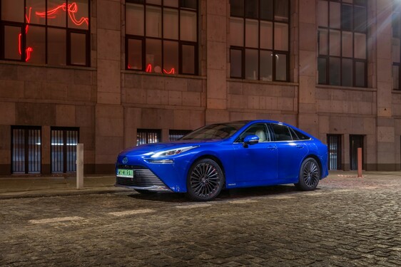Nowa Toyota Mirai debiutuje w Polsce. Premiera elektrycznego auta na wodór oczyszczającego powietrze