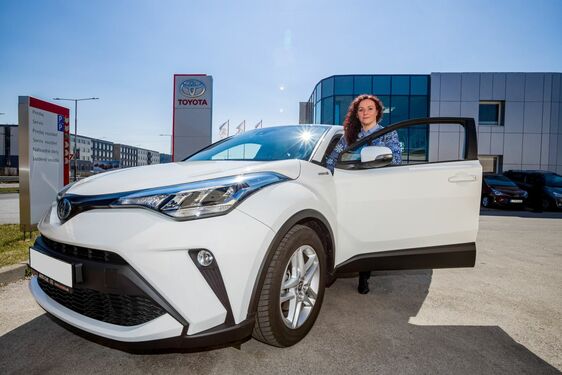 Na Slovensku predala Toyota už 10 000 hybridných vozidiel. Majiteľka hybridnej Toyoty C-HR s jubilejným číslom má už svoje auto doma