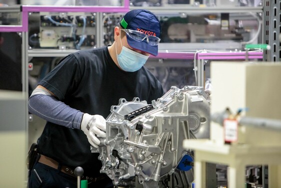 Toyota uruchomiła w Polsce produkcję elektrycznych napędów hybrydowych do Toyoty Yaris – Europejskiego Samochodu Roku 2021