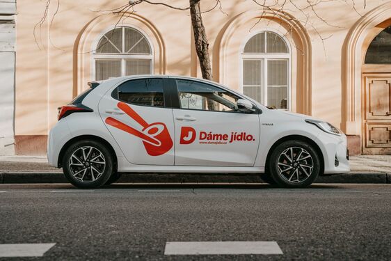 Dáme jídlo přidává do své flotily hybridní Yaris