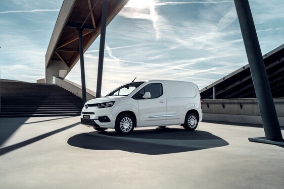 Toyota PROACE CITY zdecydowanym liderem segmentu. Niemal co drugi nowy pick-up to Toyota Hilux