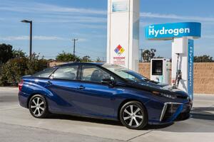Toyota a Shell chtějí společně vybudovat síť vodíkových čerpacích stanic v Kalifornii