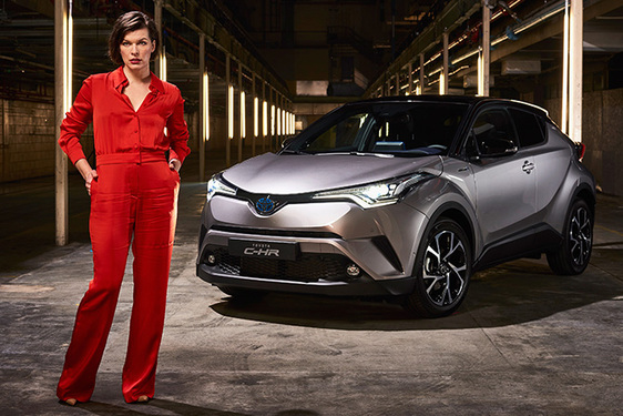 INTERAKTÍV, MAGÁVAL RAGADÓ PRODUKCIÓ, AZ ’ÁRAMLÓ ÉJSZAKA’ SZTÁRJA VOLT MILLA JOVOVICH ÉS A TOYOTA C-HR