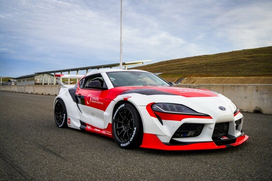  Itt az önvezető driftelésre képes Toyota GR Supra