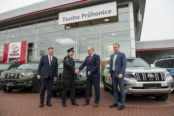 Toyota předala policii prvních 22 Land Cruiserů do těžkého terénu