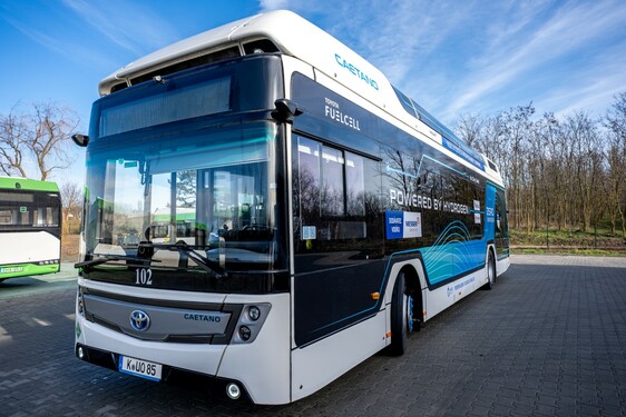Hidrogén-üzemanyagcellás autóbusz közlekedik Pakson 