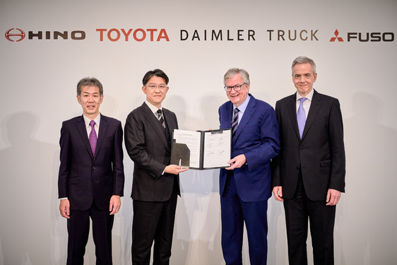  Egyesül a Toyota csoport busz és teherautógyártóvállalata, a Hino, és a Daimler Truck tulajdonában lévő busz és teherautógyártó Mitsubishi Fuso