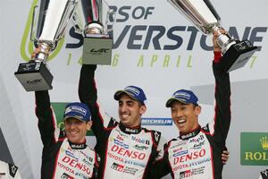 Závodní tým TOYOTA GAZOO Racing oslavil vítězství na okruhu v Silverstone