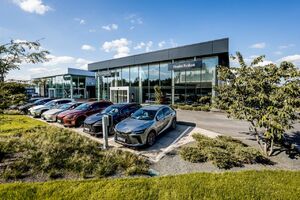 Společnost OlfinCar otevřela zcela nový showroom značek Toyota a Lexus v Hradci Králové