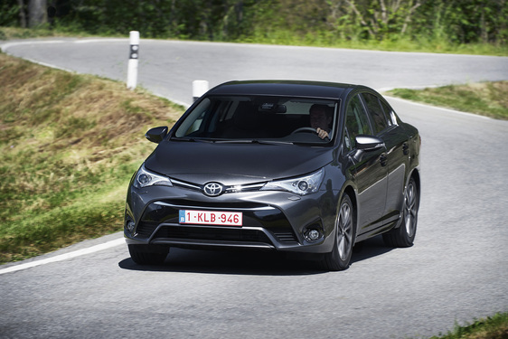 Premiery Toyoty w Genewie: Nowy Avensis – prestiż, komfort i efektywne napędy