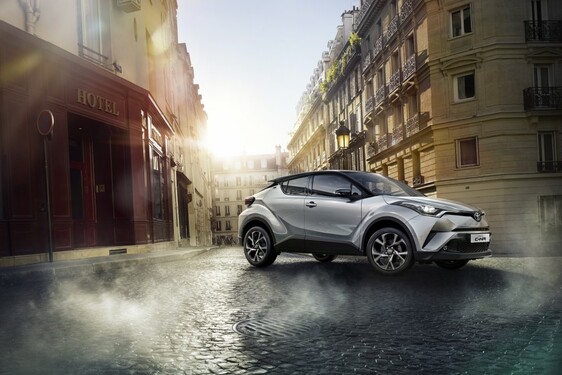 PLAYBOY ÉV AUTÓJA LETT A LEXUS LC ÉS A TOYOTA C-HR