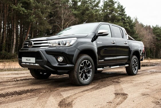 BRUTÁLIS TOYOTA HILUX SZÜLETETT AZ 50 ÉVES ÉVFORDULÓRA