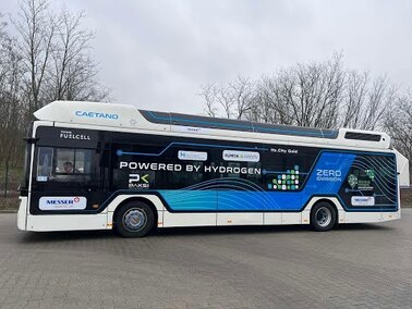  Hidrogén-üzemanyagcellás autóbusz közlekedik Pakson 