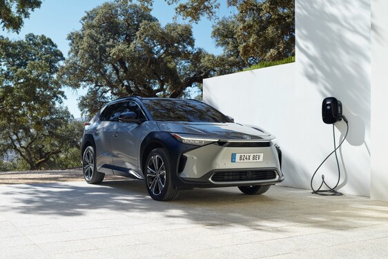 Nowe baterie do elektrycznych aut Toyoty o zasięgu ponad 1000 km. Cztery technologie i rewolucja w produkcji aut BEV