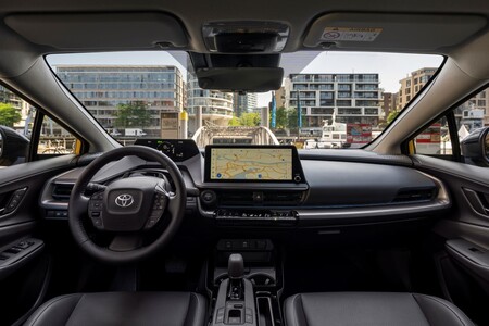 Nowa Toyota Prius Plug-in Hybrid z technologiami, które pomagają zmniejszyć zużycie paliwa i wydłużyć zasięg w trybie EV