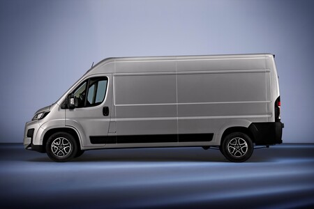 Nowa Toyota PROACE MAX dołącza do gamy samochodów użytkowych Toyota Professional