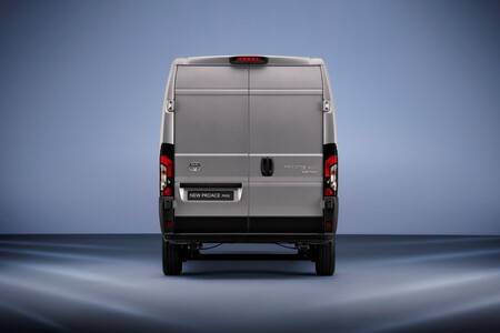 Nowa Toyota PROACE MAX dołącza do gamy samochodów użytkowych Toyota Professional