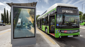 Autobus z wodorowym napędem Toyoty wozi pasażerów w Madrycie