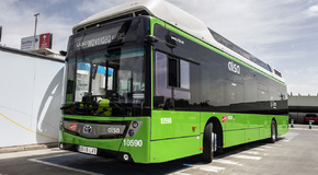 Autobus z wodorowym napędem Toyoty wozi pasażerów w Madrycie