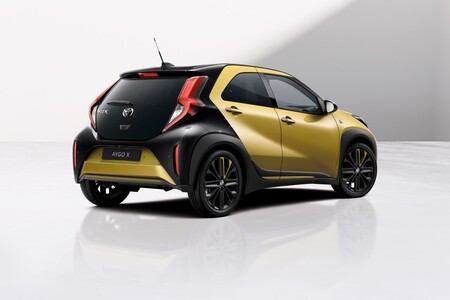 Aygo X z rocznika 2023. Nowy lakier Brass Gold i nowa wersja Selection 